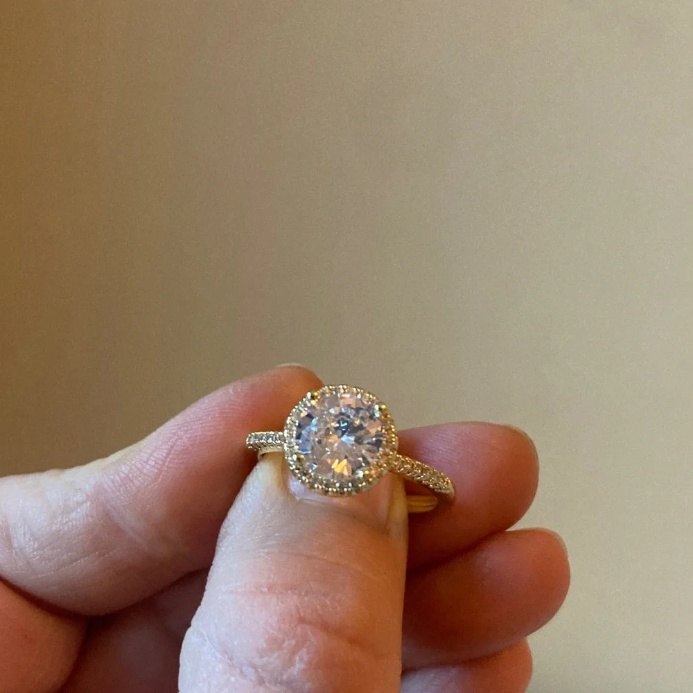 Pretty Bird Jewelry Radiant Gold Women's Ring with Sparkling Centerpiece - Picture 2 of 10